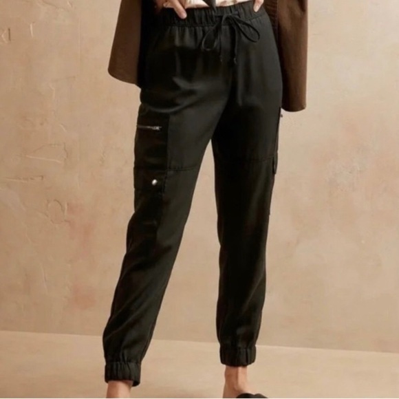 NWT! Banana Republic Black Tencel Soft Cargo Pant - Multiple Sizes🏋️ - Picture 2 of 7